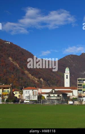 La città con la Chiesa nelle Alpi. Melide, Svizzera Foto Stock