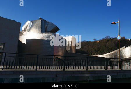 Paesi Baschi, Spagna: Museo Guggenheim Bilbao e il museo di arte moderna e contemporanea, progettato dall architetto Frank Gehry Foto Stock