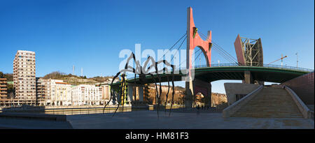 Spagna: skyline di Bilbao e Nervion River con la Salve Bridge e il ragno scultura Maman dall artista Louise Bourgeois Foto Stock