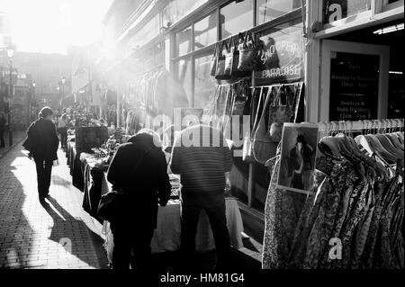 Shoppers sfoglia le bancarelle del mercato in Kensington Gardens Brighton parte del quartiere alla moda di bohemian North Laine district UK Foto Stock