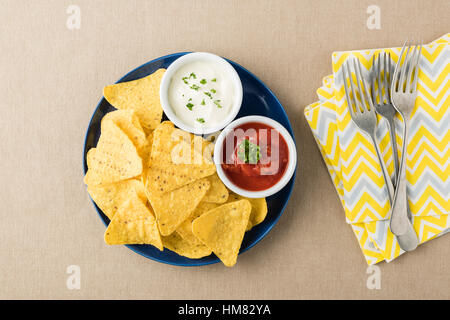 Nachos con salsa e panna acida salse Foto Stock