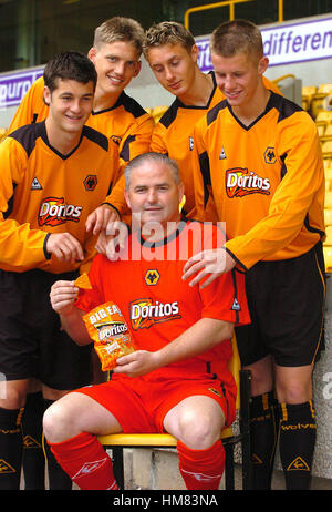 Wolverhampton Wanderers FC Academy Direttore Chris Evans promozione shirt club sponsor Doritos con i giovani giocatori di squadra Thomas Stewart, Daniel Jones, Martin Riley e Conor Rafferty. Foto Stock