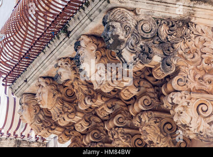 Vista del balcone in pietra il Barocco di Noto, Sicilia, Italia Foto Stock