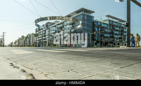 DUBAI - Novembre 08, 2016: LUMAS Dubai città a piedi. Nuova parte moderna della città di Dubai. Visita a piedi della città è reminiscenza di stile Europeo di strade. Foto Stock