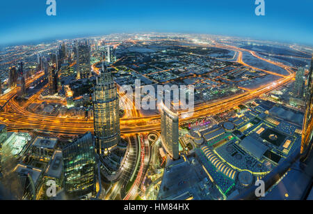 DUBAI - Novembre 08, 2016: Dubai vista notturna. Vista panoramica dal Burj Khalifa Tower. Dubai. Il Burj Khalifa. Foto Stock