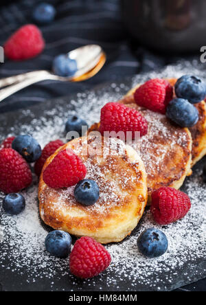 Cottage cheese pancakes decorate con lamponi freschi e mirtilli Foto Stock