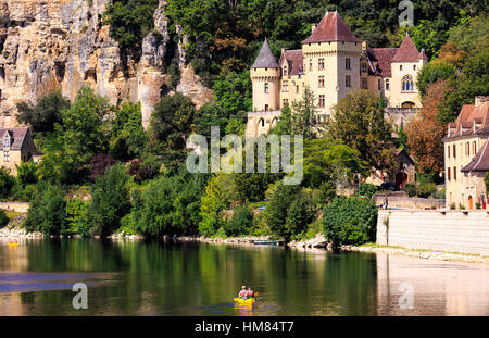 In canoa sul fiume Dordogne passato Chateau de la Malartrie, La Roque Gageac, Francia Foto Stock