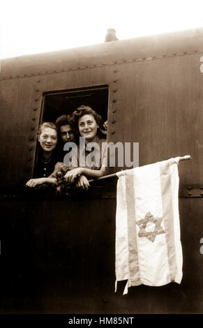 Questi bambini ebrei sono sul loro modo di Palestina dopo che è stato rilasciato dal campo di concentramento di Buchenwald. La ragazza sulla sinistra è dalla Polonia, il ragazzo nel centro dalla Lettonia in materia, e la ragazza sulla destra dall'Ungheria. Giugno 5, 1945. T4c. J. E. Myers. (Esercito) Data esatta Shot NARA sconosciuto file #: 111-SC-207907 guerra & CONFLITTO PRENOTA #: 1262 Foto Stock