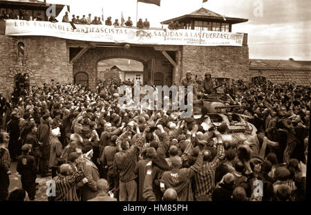 Liberati i prigionieri di Mauthausen campo di concentramento nei pressi di Linz, Austria, dare il benvenuto di incitamento a Cavalleggeri della xi Divisione Corazzate. Il banner in tutta la parete è stata fatta da spagnolo prigionieri lealisti. Il 6 maggio 1945. Cpl. Donald R. Ornitz. (Esercito) Nara il file #: 111-SC-206395 guerra & CONFLITTO PRENOTA #: 1299 Foto Stock