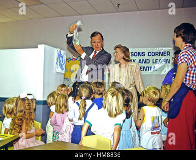 Il Vicepresidente degli Stati Uniti George H.W. Bush visita un centro diurno presso Tysons Corner, Virginia il 29 luglio 1988. Foto Stock