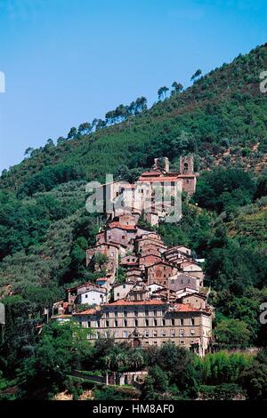 Vista di Collodi, villaggio di Pescia, con la Villa Garzoni sotto, Toscana, Italia. Foto Stock