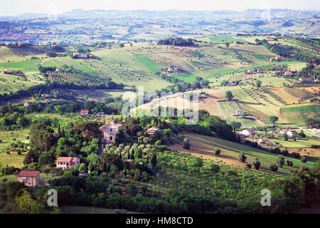 Il paesaggio agricolo nei pressi di Macerata, Marche, Italia. Foto Stock