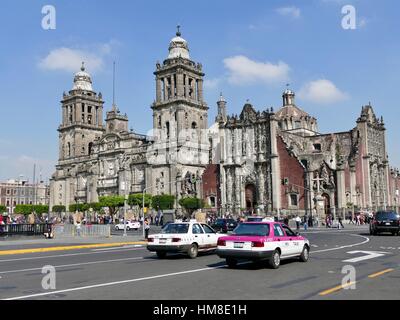 Cattedrale Metropolitan de la Ciudad de México, e scene di strada davanti con CDMX taxi. Città del Messico, Messico Foto Stock