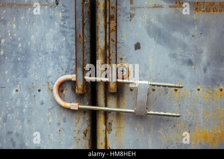 Close-up di metallo arrugginito cancello chiuso con lucchetto di sicurezza Foto Stock