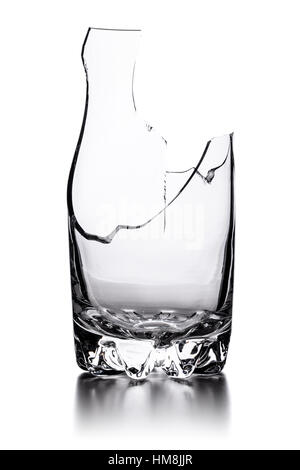 Rotto il vetro vuoto isolato su sfondo bianco Foto Stock