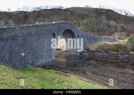 Clachan Bridge, Isle of Seil, Scozia. Vista pittoresca del Clachan ponte sopra il Clachan Suono. Foto Stock