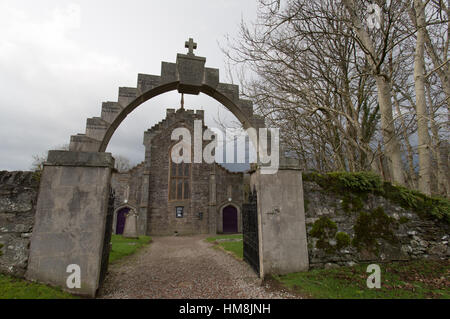 Villaggio di Kilmartin, Scozia. Vista pittoresca della entrata principale Kilmartin Chiesa Parrocchiale. Foto Stock