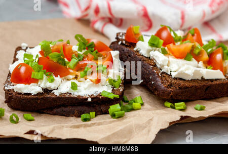 Panini con un sano pane di segale, feta e i cipollotti. Amore per il cibo sano concetto Foto Stock