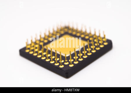Semiconduttore con pin placcati oro su sfondo bianco. Foto Stock