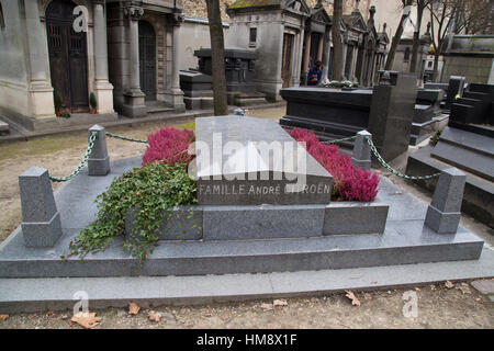 Tomba di Andre Citroen nel cimitero di Montparnasse nel XIV arrondissement di Parigi in inverno Foto Stock