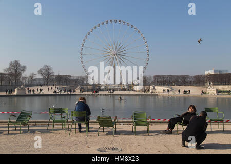 La grande ruota di Parigi dai giardini delle Tuileries a Parigi in inverno Foto Stock