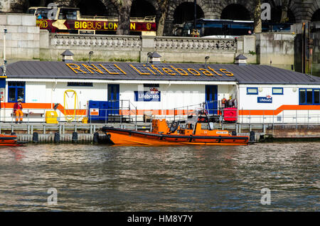 Scialuppa di salvataggio della torre Station si trova sulla Victoria Embankment, Londra. Questo è il più trafficato della stazione di salvataggio nel paese con un equipaggio permanente. Foto Stock