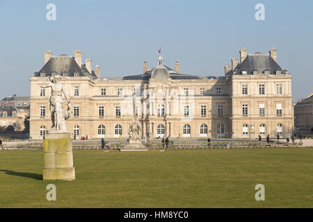 Esterno del Palazzo del Lussemburgo Montparnasse nel XIV arrondissement di Parigi in inverno Foto Stock