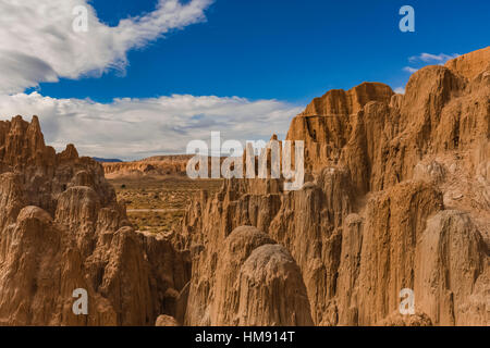 Pesantemente eroso Panaca Formazione, creando splendide guglie e scogliere di siltstone e mudstone, in cattedrale Gorge State Park, Nevada, STATI UNITI D'AMERICA Foto Stock