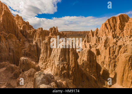 Pesantemente eroso Panaca Formazione, creando splendide guglie e scogliere di siltstone e mudstone, in cattedrale Gorge State Park, Nevada, STATI UNITI D'AMERICA Foto Stock