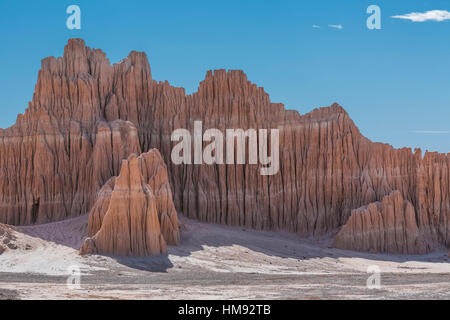 Pesantemente eroso Panaca Formazione, creando splendide guglie e scogliere, a Cathedral Gorge State Park, Nevada, STATI UNITI D'AMERICA Foto Stock