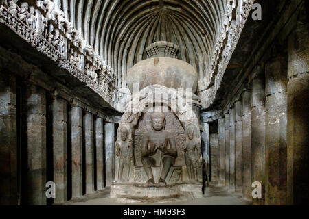 La scultura del Buddha nella sala principale del tempio di Vishvakarma (cave 10), Grotte di Ellora, Maharashtra, India Foto Stock