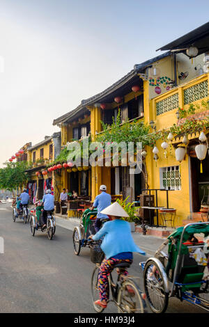 Vista generale del negozio case e biciclette in Hoi An, Vietnam, Indocina, sud-est asiatico Foto Stock