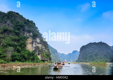 Paesaggi carsici di Tam Coc e Trang un fiume Rosso area, nei pressi di Ninh Binh, Vietnam, Indocina, sud-est asiatico Foto Stock