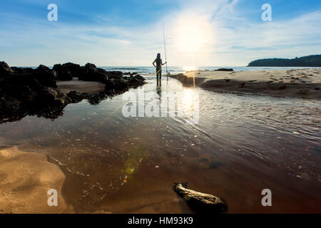 Fisherwoman vietnamita su una spiaggia dell'isola vicino a Sihanoukville, Cambogia, Indocina, sud-est asiatico Foto Stock