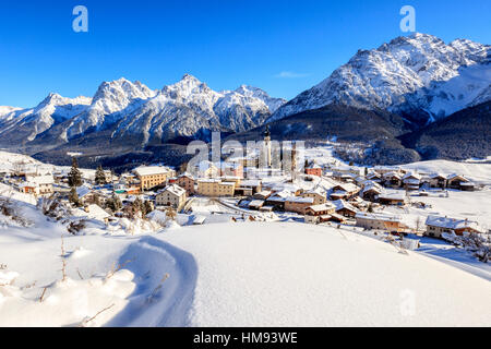 Cielo blu sul villaggio alpino di Ftan circondato da neve, Inn Distretto del Cantone dei Grigioni, Engadina, alpi svizzere, Svizzera Foto Stock