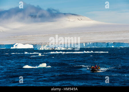 Zodiac con i turisti la crociera attraverso gli icebergs, Marrone Bluff, Tabarin Penisola Antartica, regioni polari Foto Stock