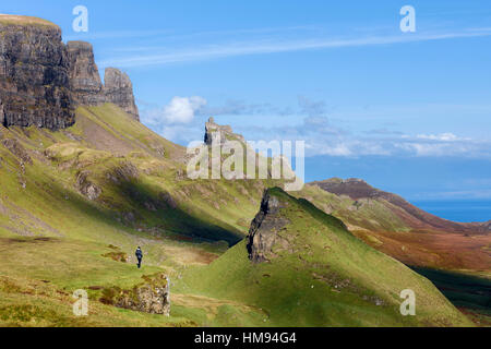 Guardando le Quirang sul Trotternish Ridge e oltre per il Isle of Harris, Highlands scozzesi, Isola di Skye, REGNO UNITO Foto Stock