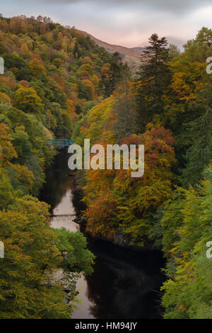 Fiume Garry che scorre al di sotto del ponte di Garry lungo il passaggio di Killiecrankie in autunno, Perthshire, Scotland, Regno Unito Foto Stock