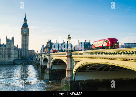 Bus rosso crossing Westminster Bridge verso il Big Ben e le Camere del Parlamento, London, England, Regno Unito Foto Stock