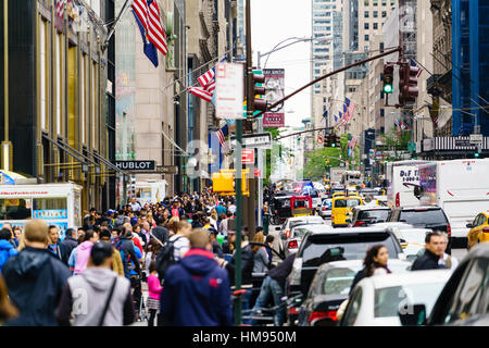 La Folla di amanti dello shopping sulla Quinta Avenue, Manhattan, New York City, Stati Uniti d'America, America del Nord Foto Stock