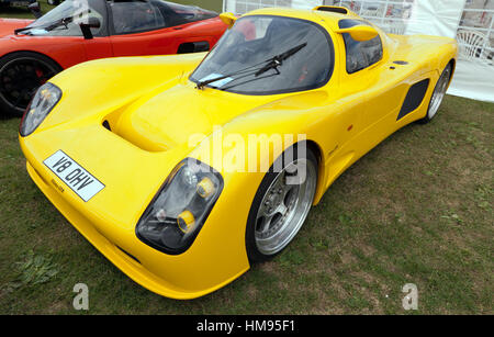 Vista di tre quarti di un giallo Ultima GTR sul display a 2016 Silverstone Classic. Foto Stock