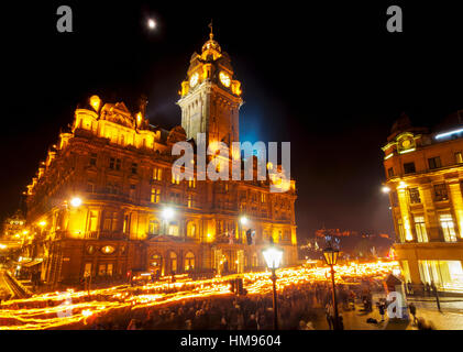 Hogmanay processione aux flambeaux su Princes Street, Edinburgh, Lothian, Scozia, Regno Unito Foto Stock