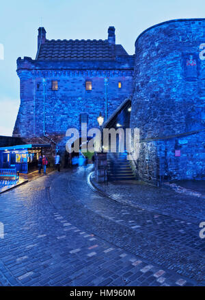 Twilight vista sul Castello di Edimburgo, Edinburgh, Lothian, Scozia, Regno Unito Foto Stock