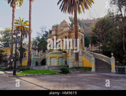 Vista la Fontana di Nettuno e la terrazza sulla collina di Santa Lucia, Santiago del Cile, Sud America Foto Stock