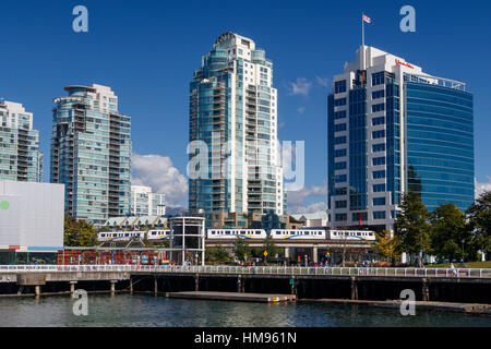 Il Quayside edifici ad alta e lo Skytrain sul bordo di False Creek presso il Centro Scientifico Telus Park, Vancouver, British Columbia, Canada. Foto Stock