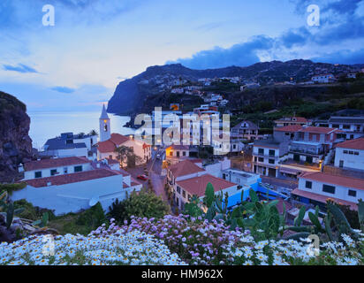 Vista crepuscolo di Camara de Lobos, Madeira, Portogallo, Atlantico Foto Stock