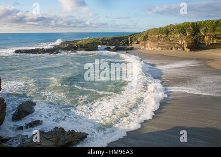 Spiaggia appartata che segna la fine della pista di Truman, Punakaiki, Paparoa National Park, Buller district, West Coast, Nuova Zelanda Foto Stock