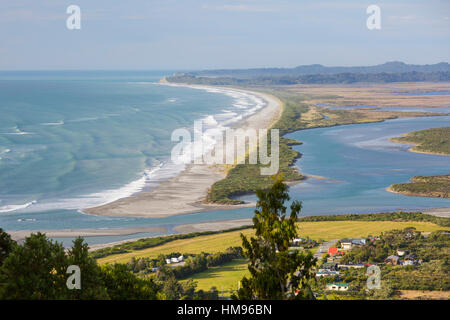 Vista sulla laguna Okarito da Okarito Trig, Okarito, Westland Tai Poutini National Park, West Coast, Isola del Sud, Nuova Zelanda Foto Stock