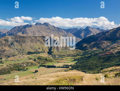 Vista verso il lago di Wakatipu da Coronet Peak road, Queenstown, Queenstown-Lakes distretto, Otago, Isola del Sud, Nuova Zelanda Foto Stock