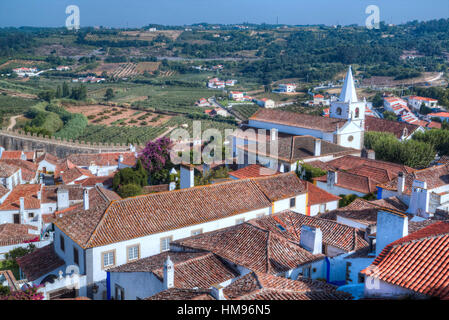 Panoramica della città con Igreja de Santa Maria in background, Obidos, Portogallo Foto Stock